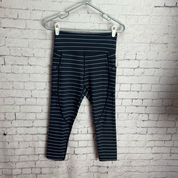 Zyia Active size 4 black stripe pocket light n tight hi rise capri leggings - Picture 1 of 5